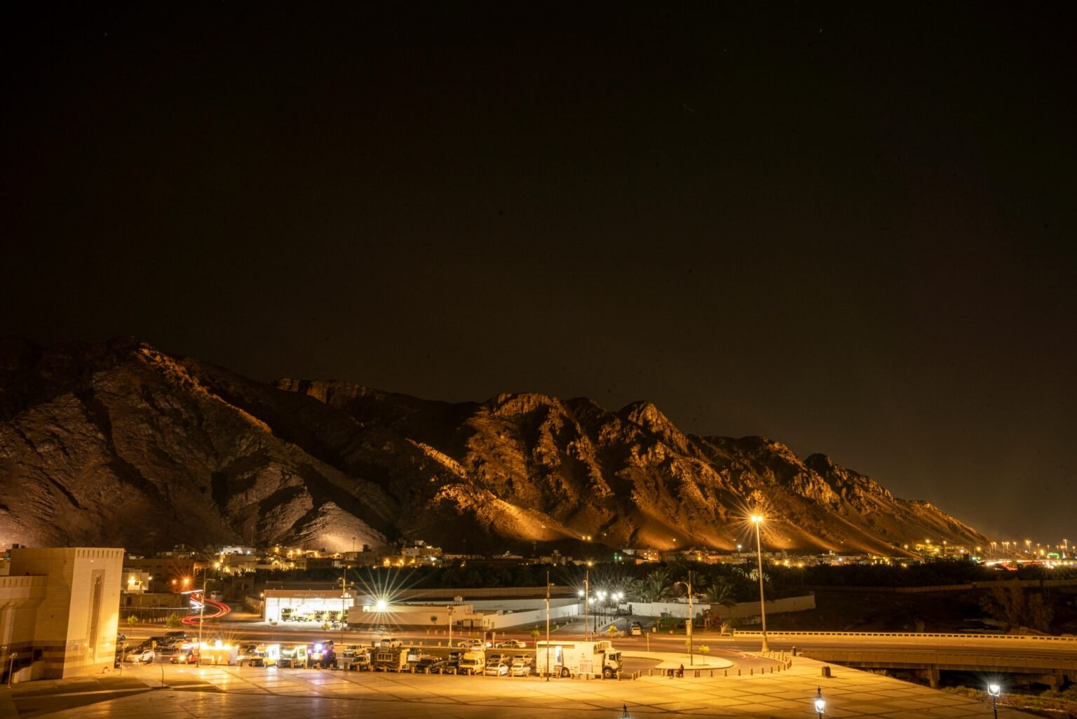 Vie à Médine Beautiful night scene of Mount Uhud, Medina, Saudi Arabia, perfectly lit.