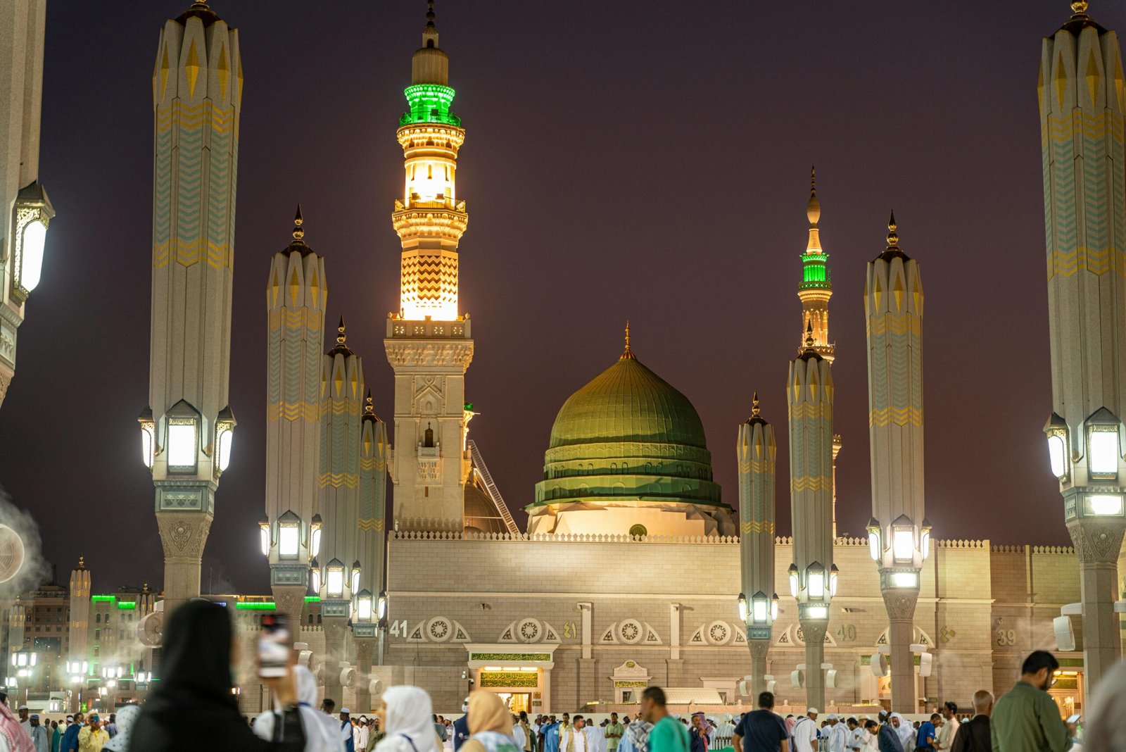 À propos Stunning illuminated night view of Al-Masjid an-Nabawi, a prominent Islamic worship site in Medina.