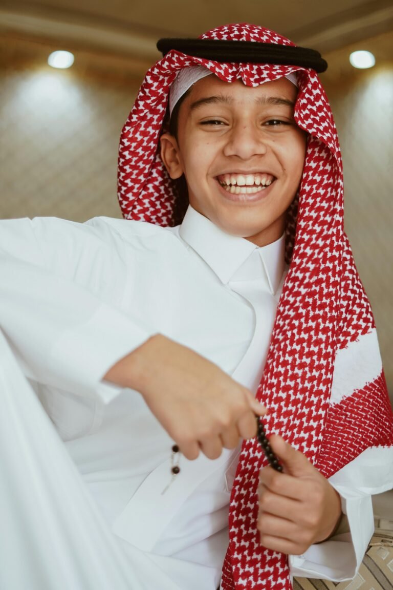 Vie à Médine Smiling Arab teenager wearing traditional clothing, showcasing cultural heritage.