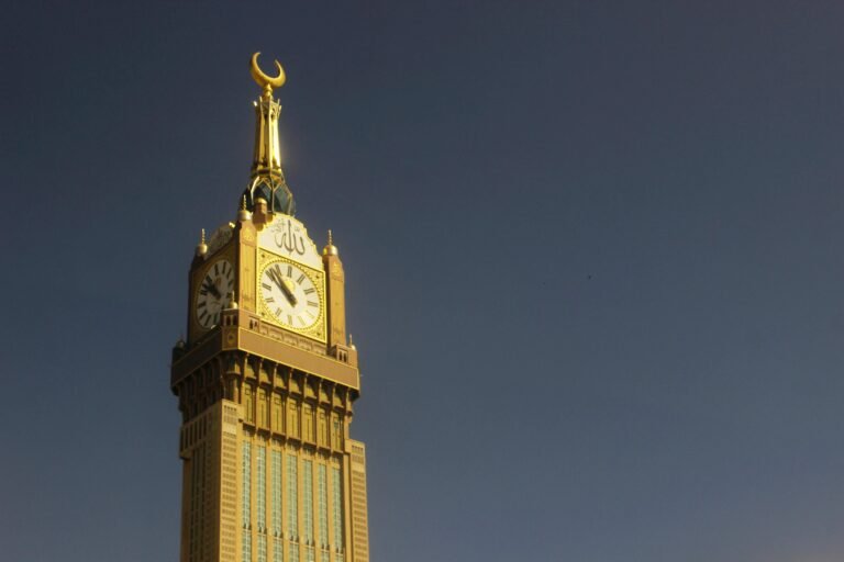 Immersion en Arabie Saoudite et Omra Majestic capture of the Abraj Al Bait Clock Tower in Mekkah against a clear sky.